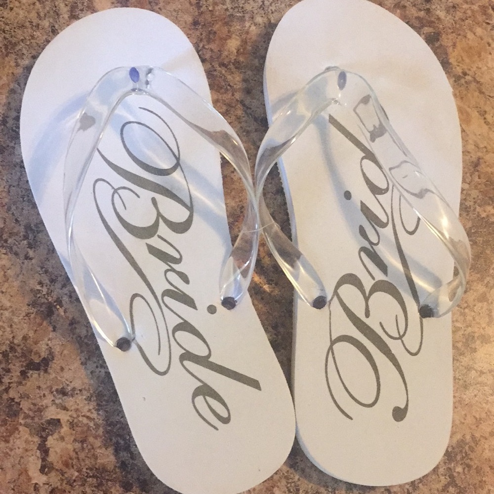 Bride flip flops with “just married” on soles